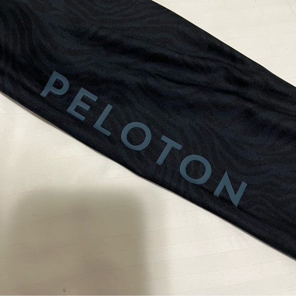 Peloton Cadent High-Rise Reversible Zebra Print Legging Black/Blue size Medium - Picture 12 of 16